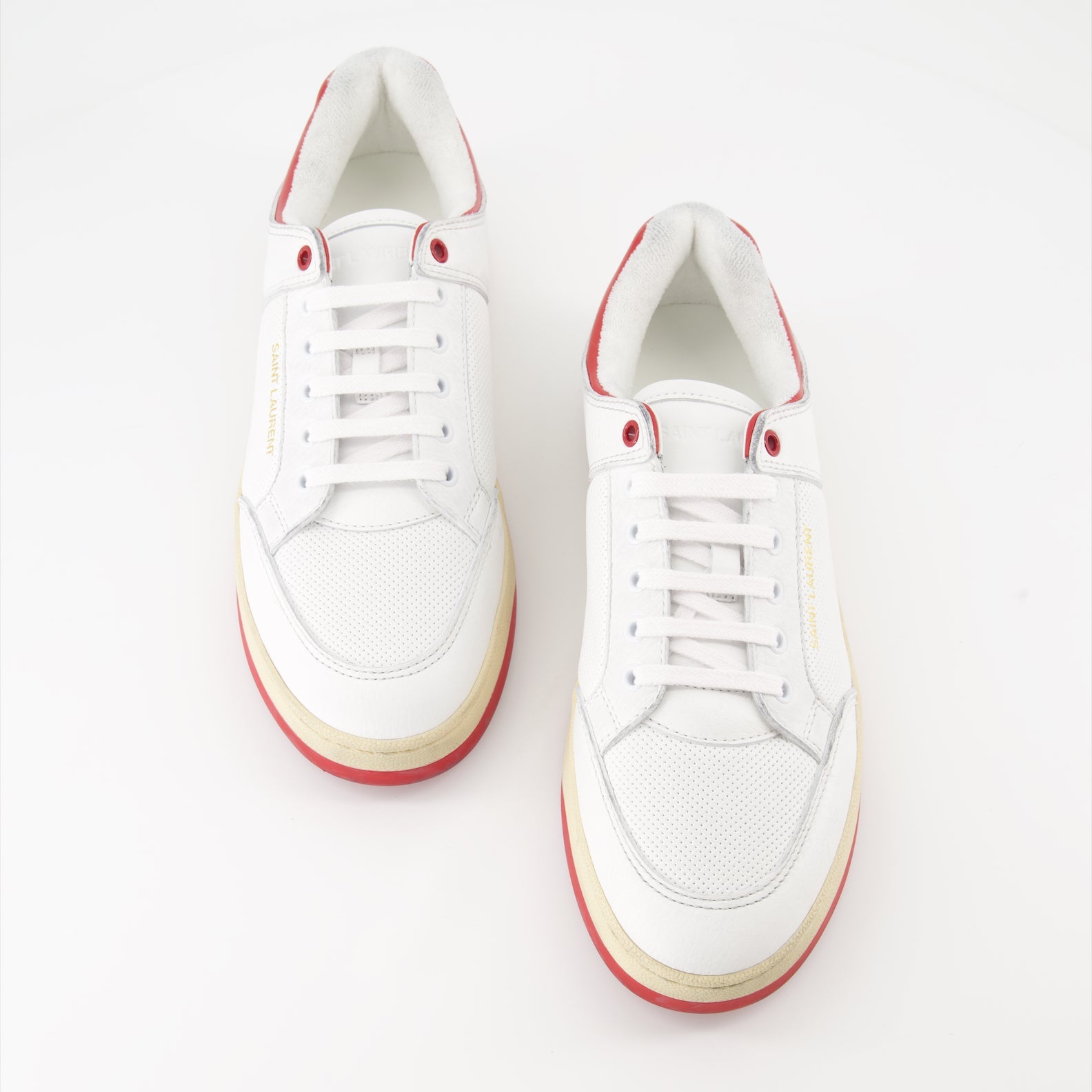 Image de baskets en cuir blanches et rouges SL61 de Saint Laurent pour hommes - Saison Printemps-Été 2024 - Vue de dessus paire