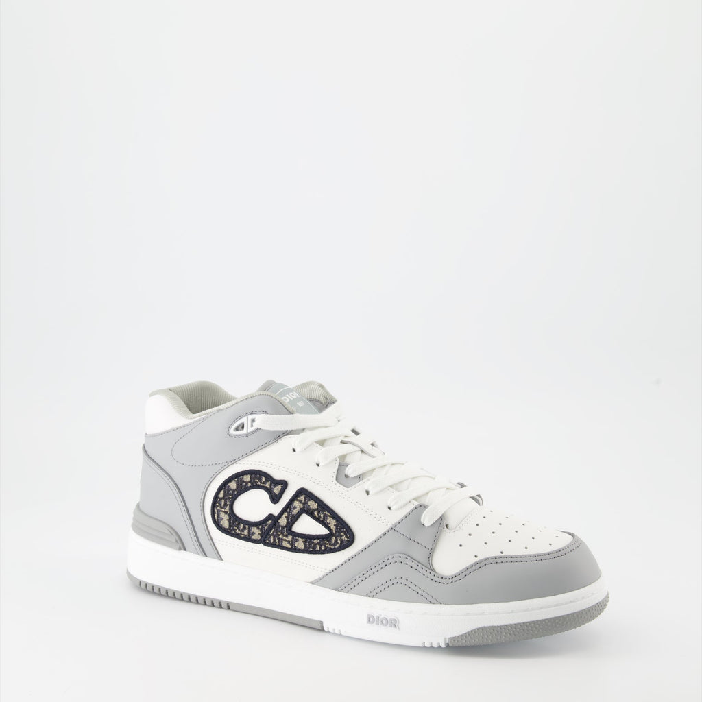 ディオールのメンズ用グレーとホワイトのレザー スニーカーB57の画像 - シーズン春夏2024 - 後ろ右三分の一のビュー