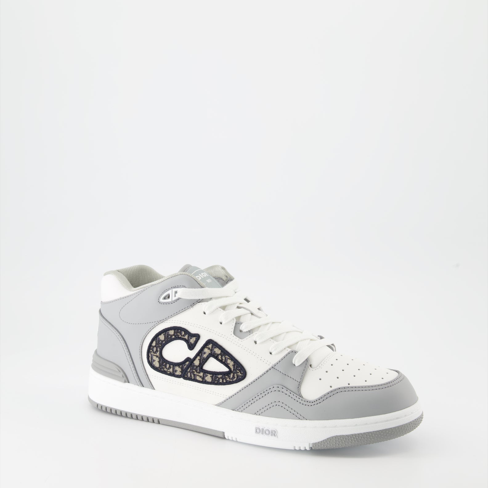 ディオールのメンズ用グレーとホワイトのレザー スニーカーB57の画像 - シーズン春夏2024 - 後ろ右三分の一のビュー