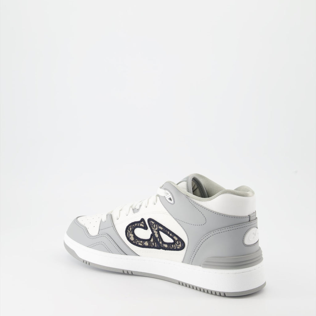 ディオールのメンズ用グレーとホワイトのレザー スニーカーB57の画像 - シーズン春夏2024 - 上部の詳細ビュー