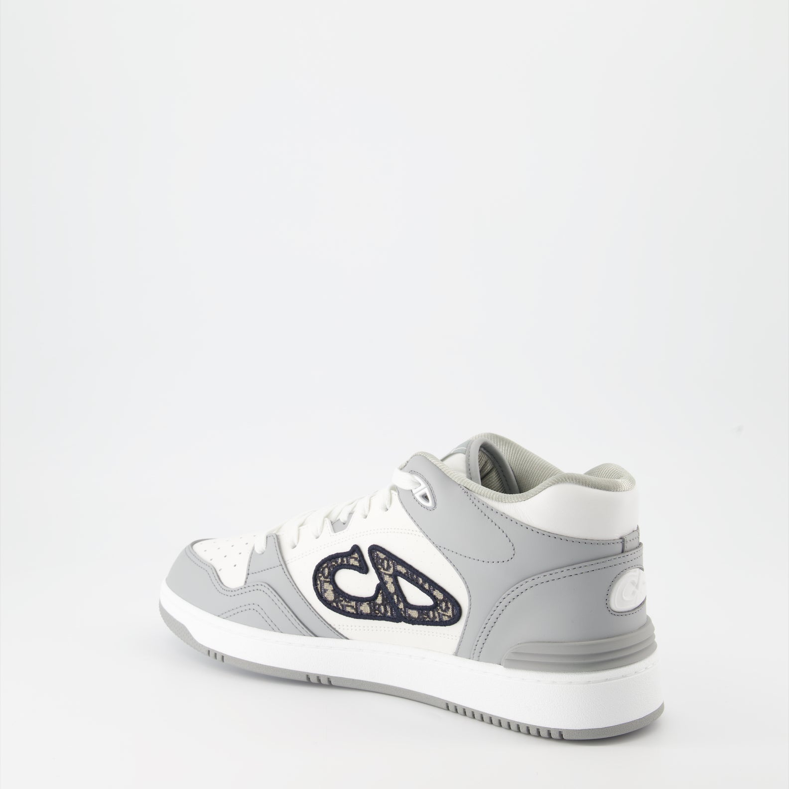 ディオールのメンズ用グレーとホワイトのレザー スニーカーB57の画像 - シーズン春夏2024 - 上部の詳細ビュー