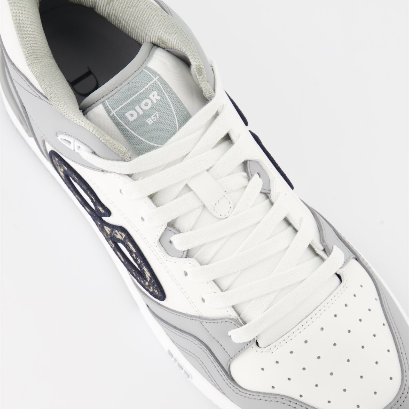 ディオールのメンズ用グレーとホワイトのレザー スニーカーB57の画像 - シーズン春夏2024 - 詳細ビュー7