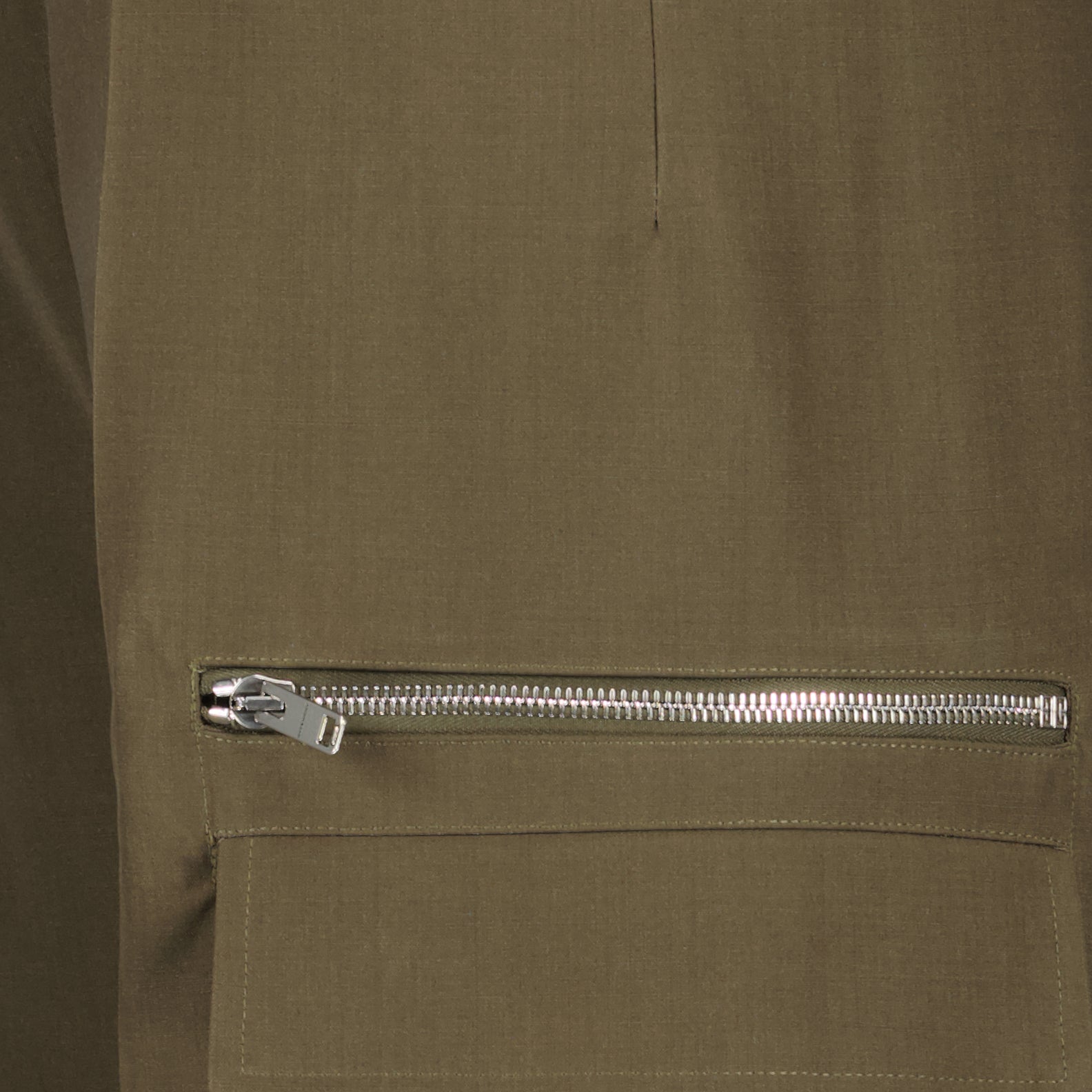 メンズのためのジバンシィによるカーキストレートパンツの画像 - 2024年春夏シーズン - 詳細ビュー 1