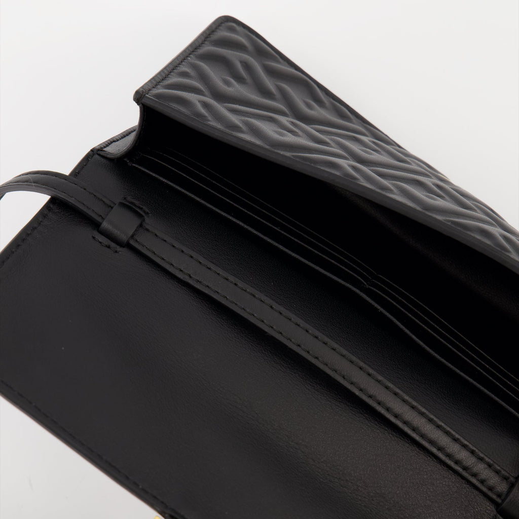 여성을 위한 펜디의 검은 가죽 바게트 체인 지갑 이미지 - 2024년 가을-겨울 시즌 - 세부정보 보기 2