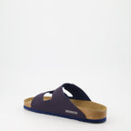 Image des sandales Arizona de Birkenstock pour hommes - Saison Printemps-Été 2024 - Vue arrière droite en trois-quarts