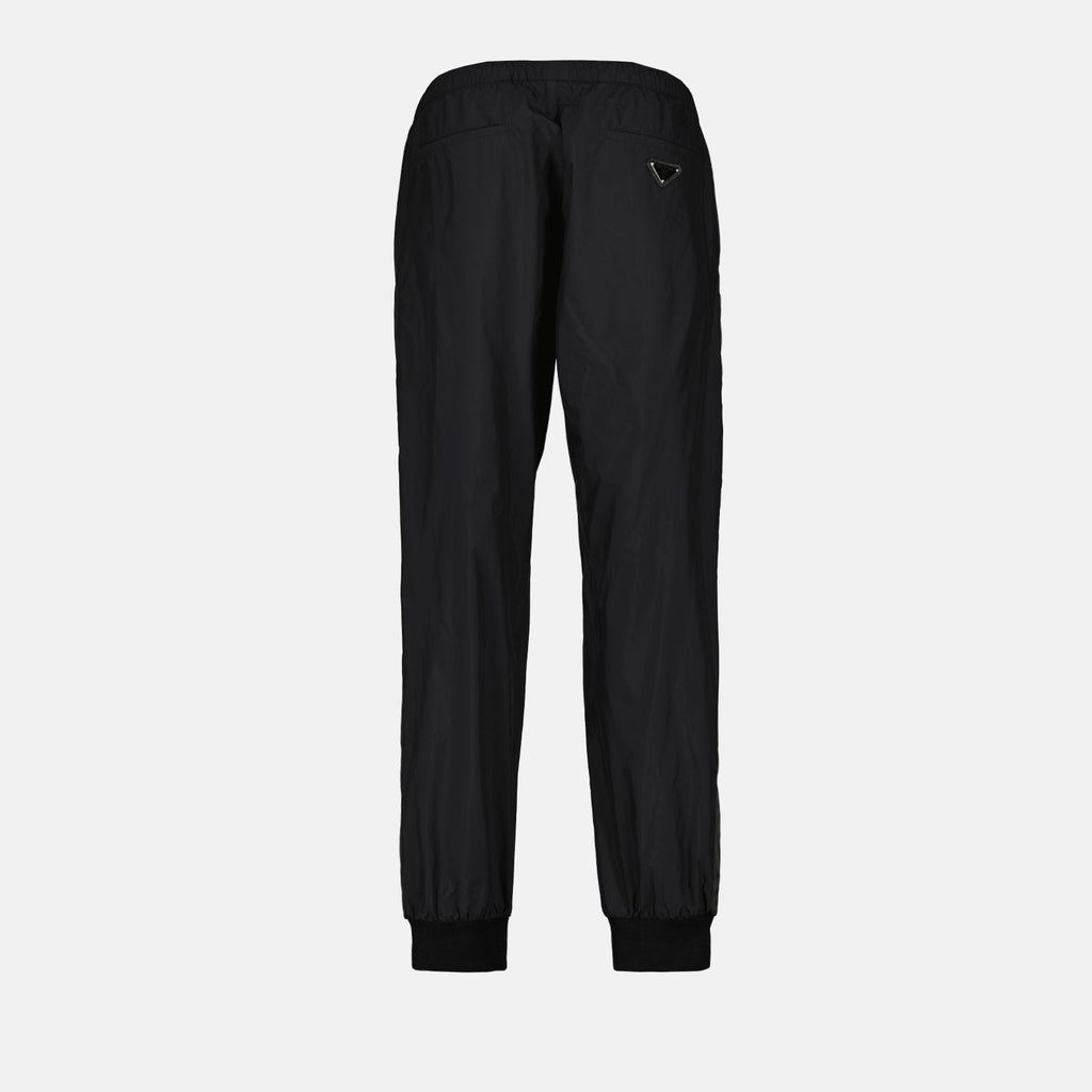 Image de pantalons de jogging en soie noire et nylon par Prada pour hommes - Saison Printemps-Été 2024 - Vue de détail 2