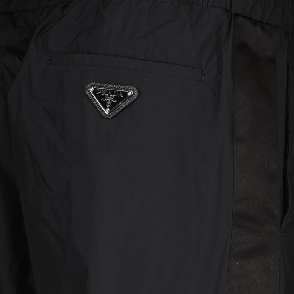 Image de pantalons de jogging en soie noire et nylon par Prada pour hommes - Saison Printemps-Été 2024 - Vue de détail 5