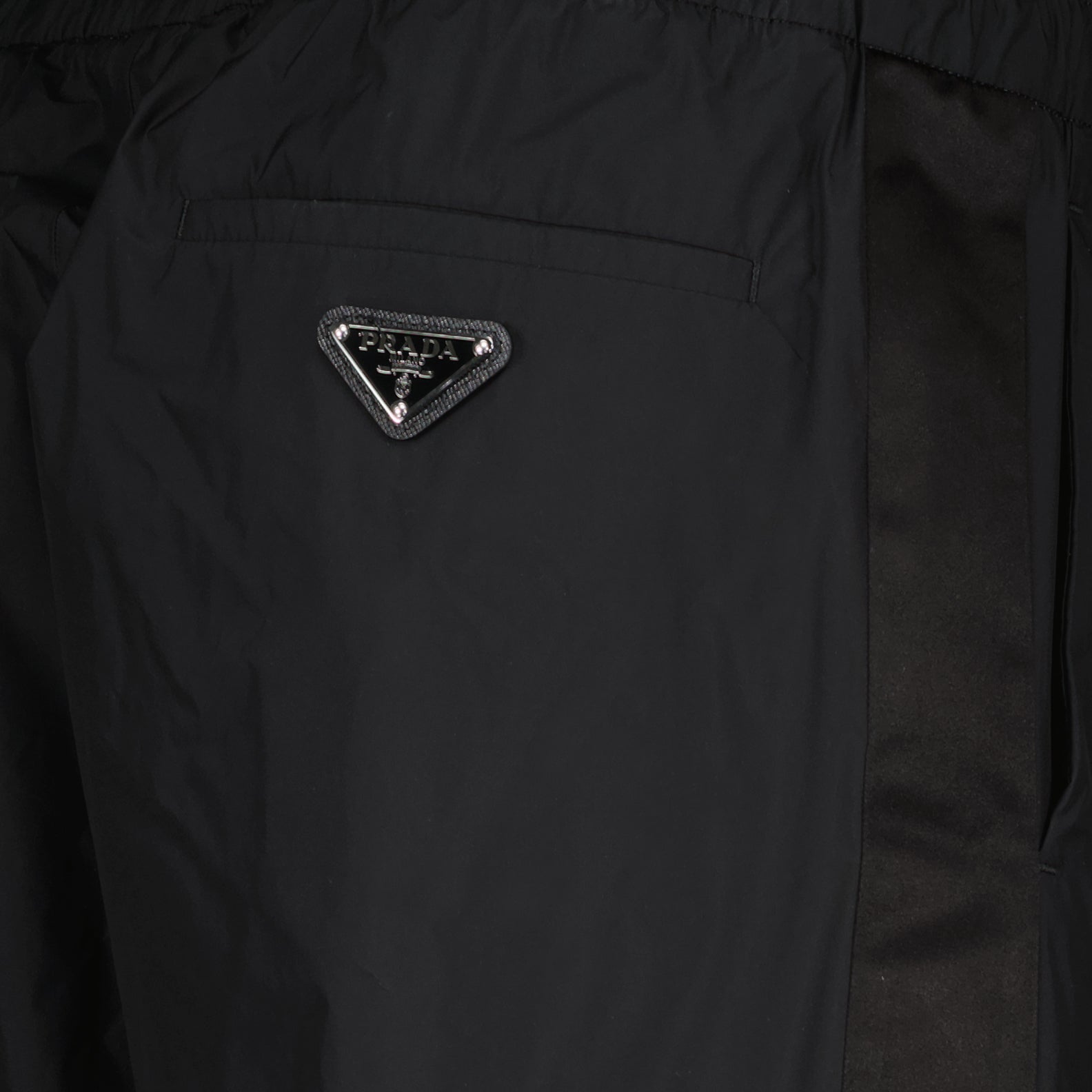 Image de pantalons de jogging en soie noire et nylon par Prada pour hommes - Saison Printemps-Été 2024 - Vue de détail 5