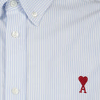 Imagem da camisa riscada Ami de Coeur da AMI Paris para unisexo - Temporada Primavera-Verão 2024 - Vista de detalhe 5