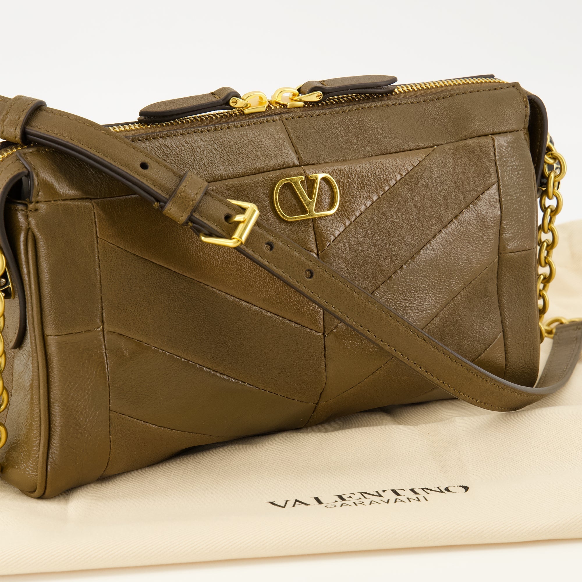Image of Petit Sac Panthea Marron by Valentino Garavani for Women - Season Spring-Summer 2026 - Detail View 1