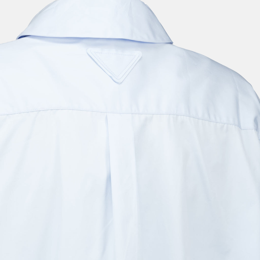 Camisa de popelina azul claro con pañuelo desmontable