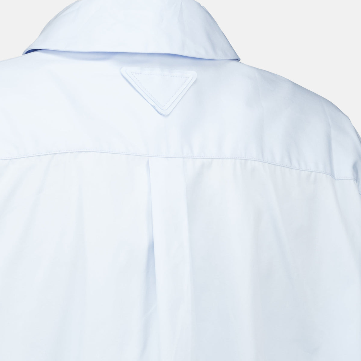Camisa de popelina azul claro con pañuelo desmontable