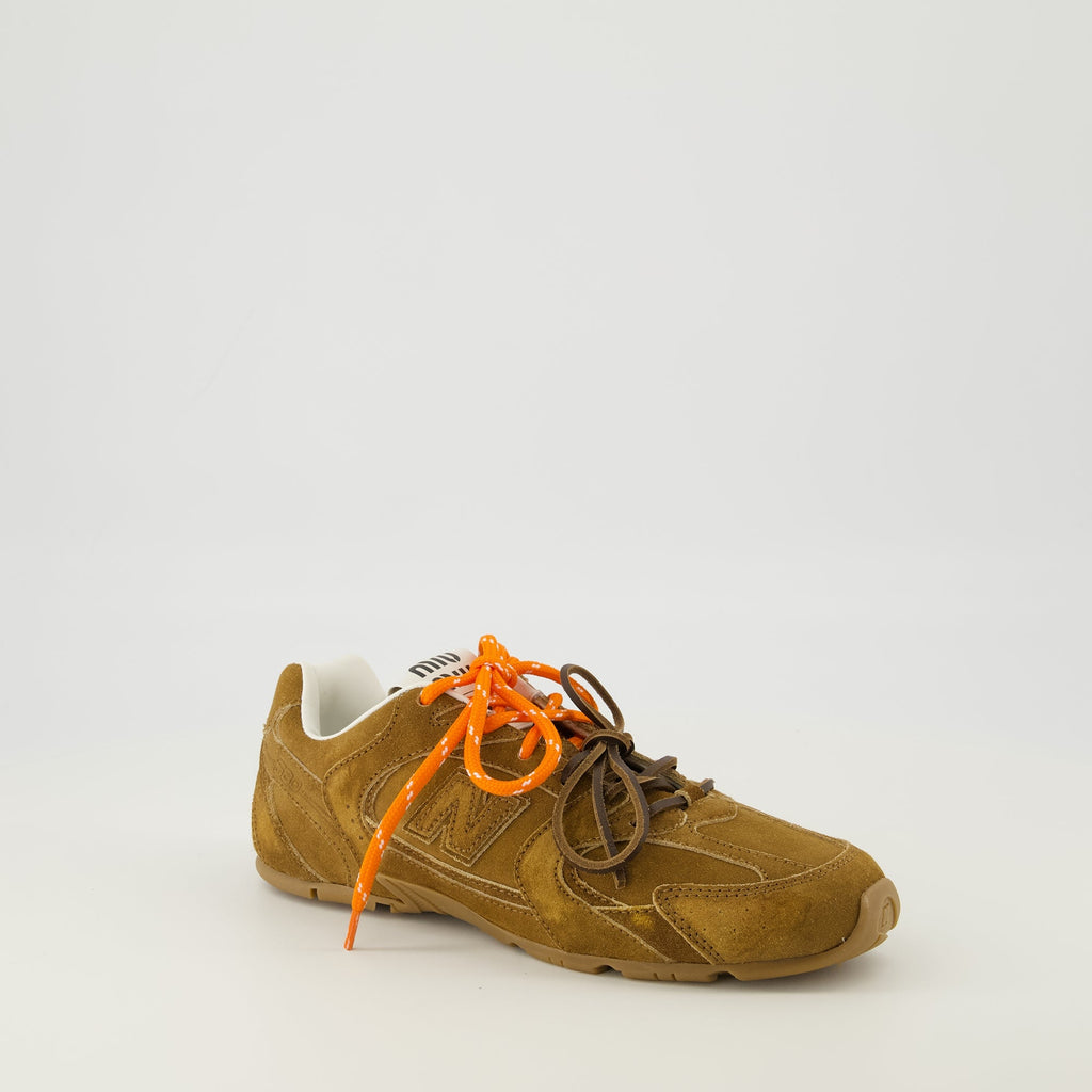 Imagem do New Balance x Miu Miu 530 SL Brown da Miu Miu para mulheres - Temporada Primavera-Verão 2026 - Vista frontal direita em três quartos