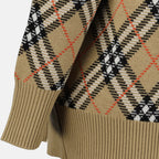 Immagine del cardigan in lana a quadri di Burberry per donne - Stagione Autunno-Inverno 2025 - Vista dettagli 2