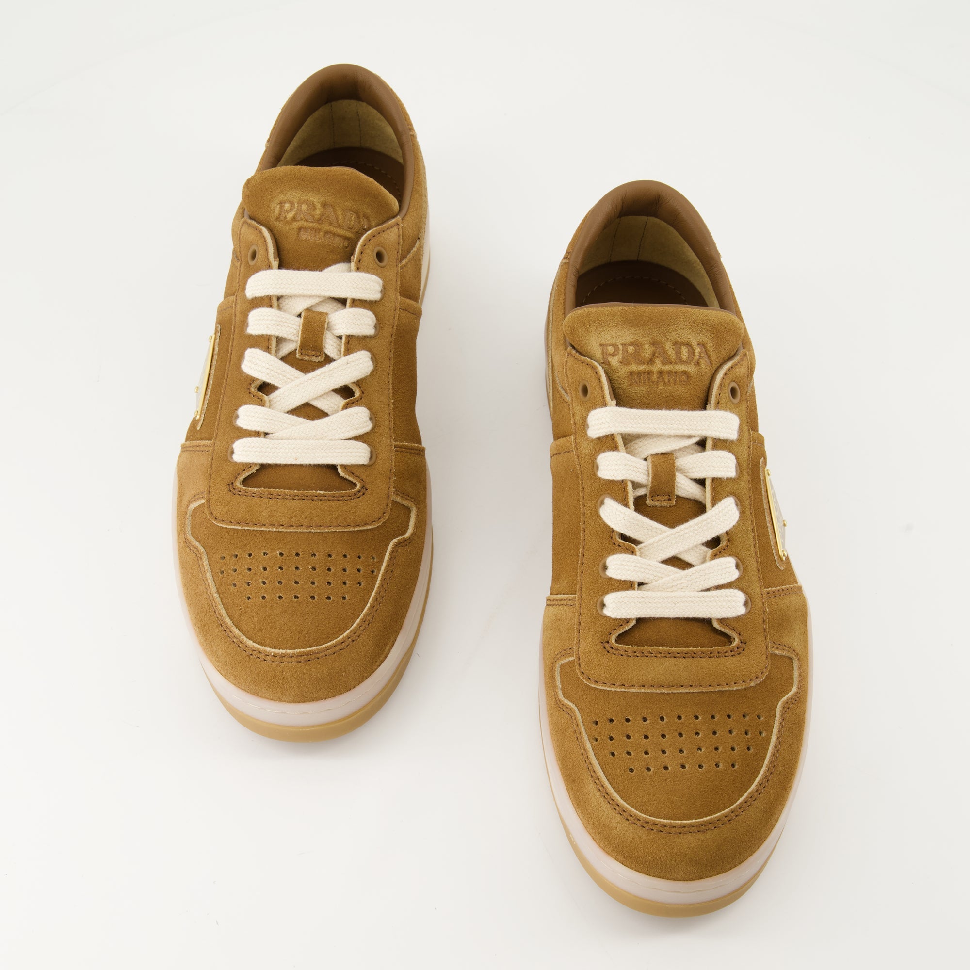 Imagem dos ténis em pele camurça Downtown da Prada para Homens - Temporada Outono-Inverno 2024 - Vista de cima do par