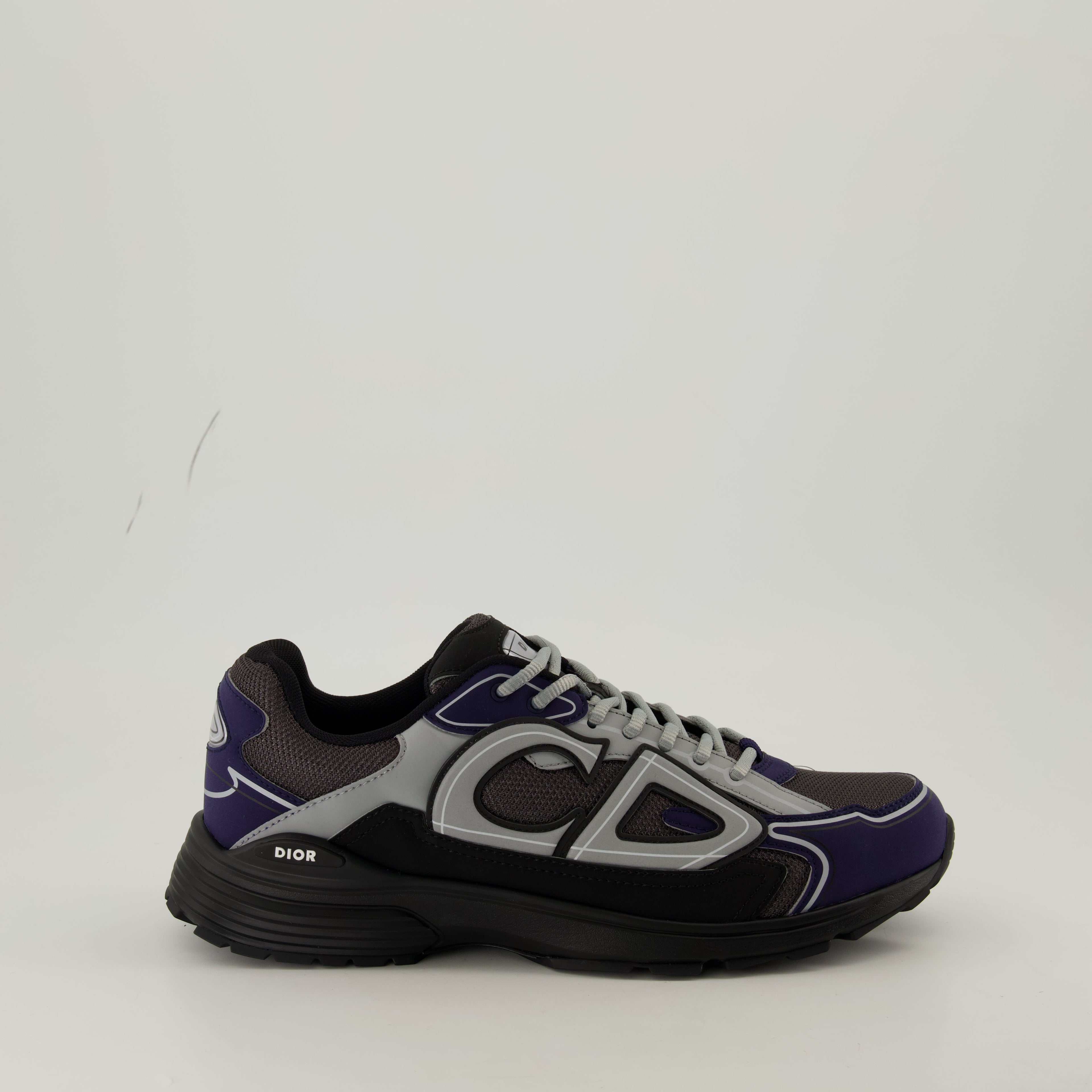 Image de baskets en maille bicolore avec détail réfléchissant de Dior pour hommes - Saison Printemps-Été 2025 - Vue latérale droite