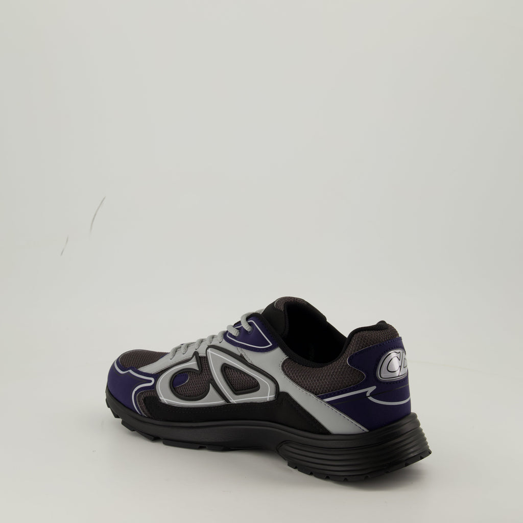 Image de baskets en maille bicolore avec détail réfléchissant de Dior pour hommes - Saison Printemps-Été 2025 - Vue arrière droite en trois quarts