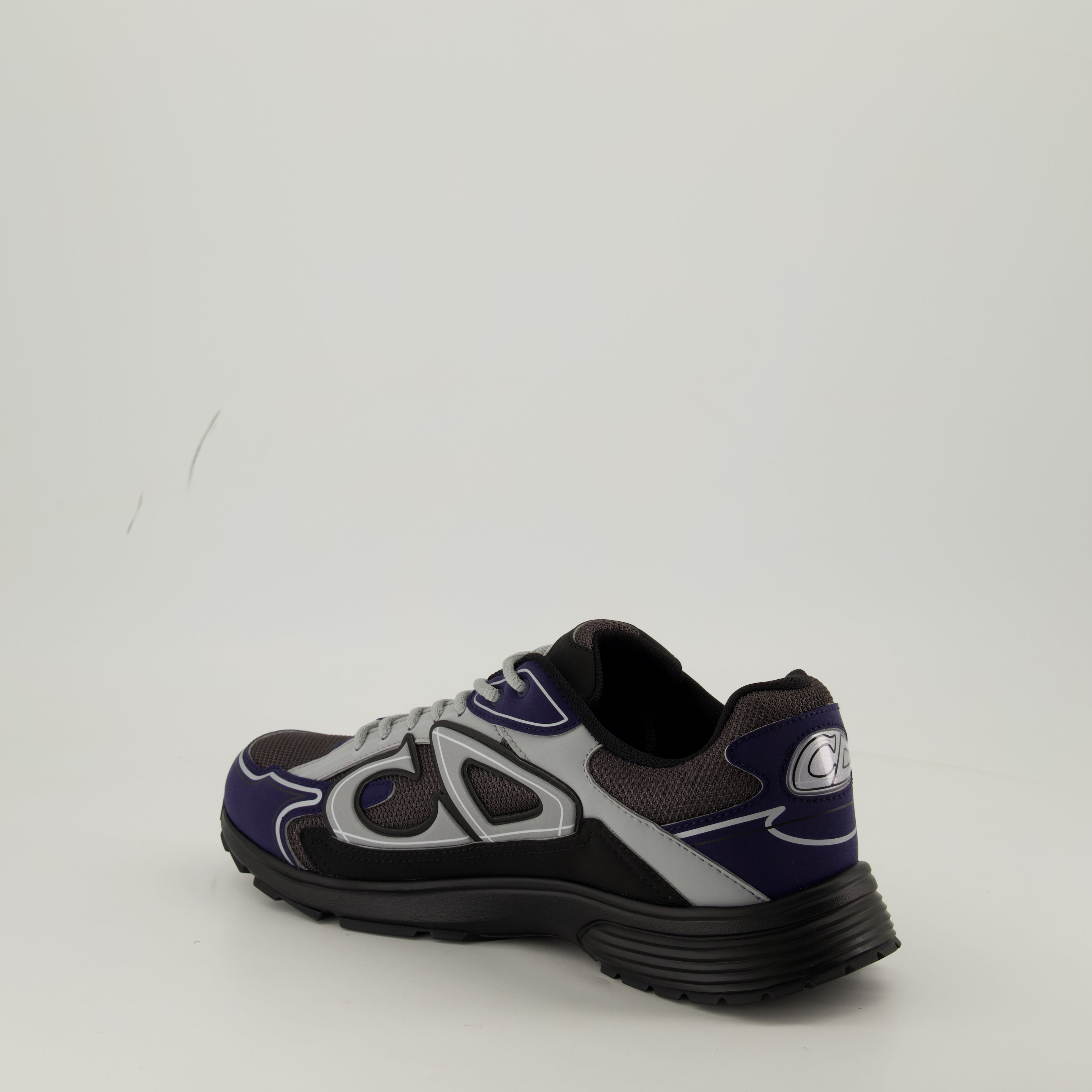 Image de baskets en maille bicolore avec détail réfléchissant de Dior pour hommes - Saison Printemps-Été 2025 - Vue arrière droite en trois quarts