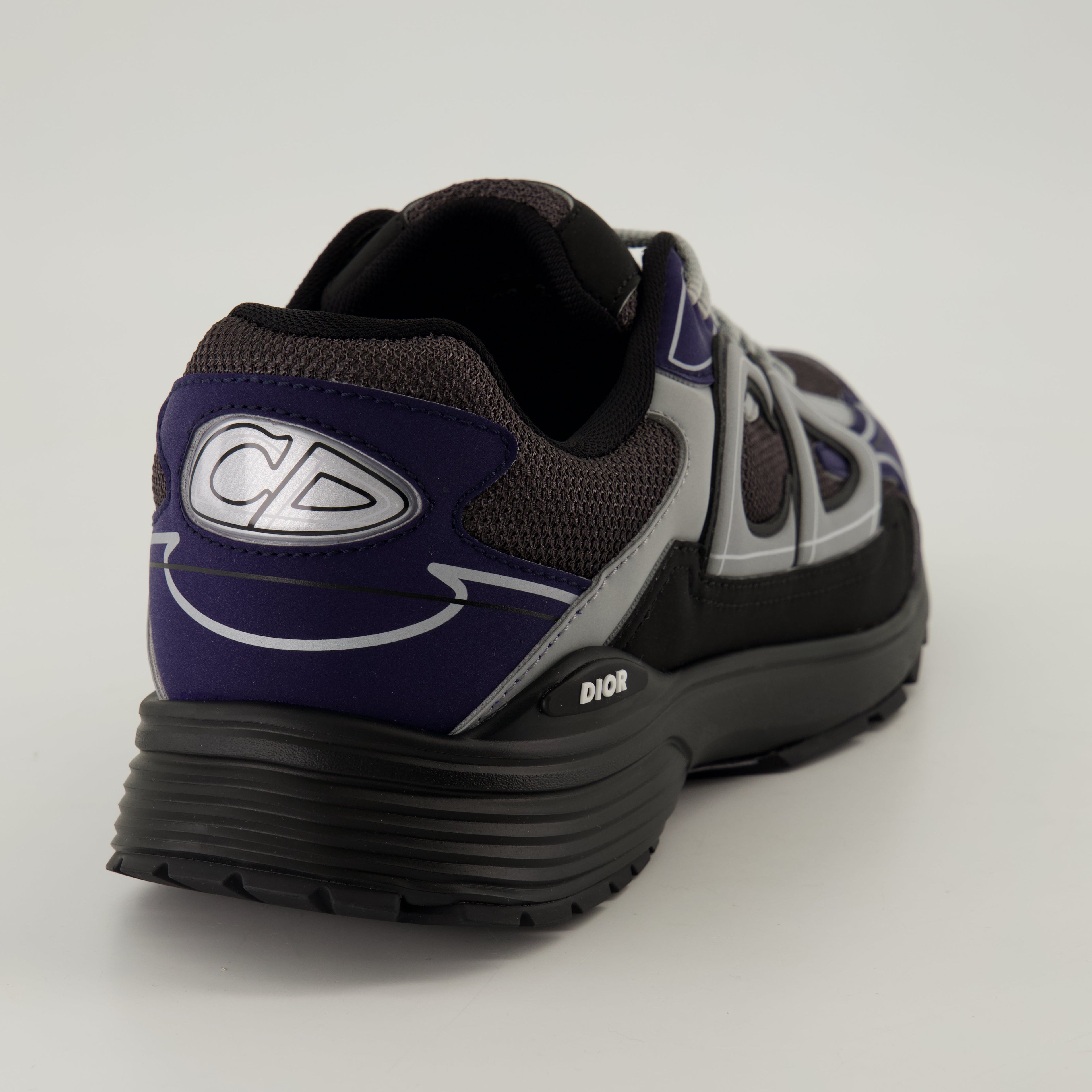 Image de baskets en maille bicolore avec détail réfléchissant de Dior pour hommes - Saison Printemps-Été 2025 - Vue arrière