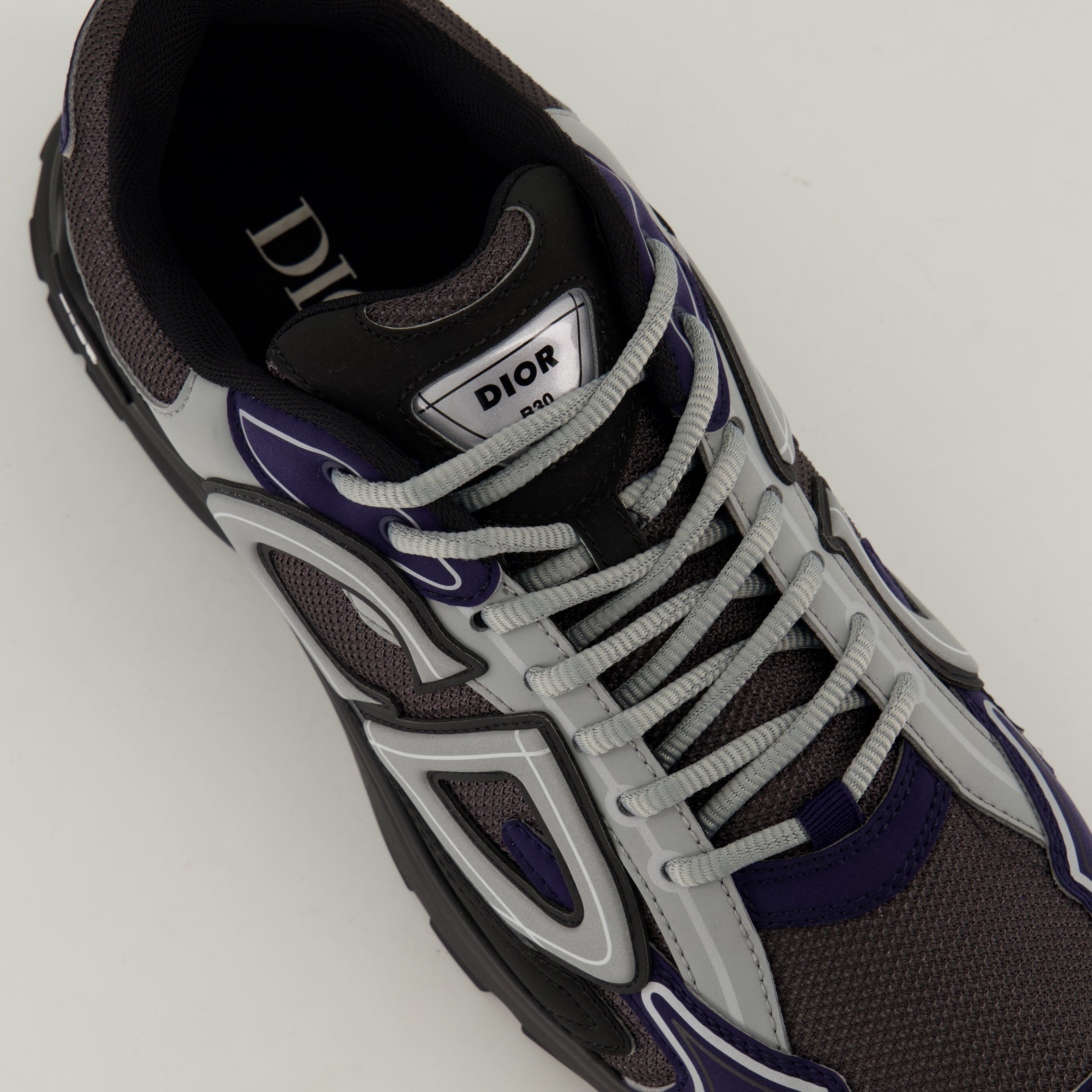 Image de baskets en maille bicolore avec détail réfléchissant de Dior pour hommes - Saison Printemps-Été 2025 - Vue du dessus