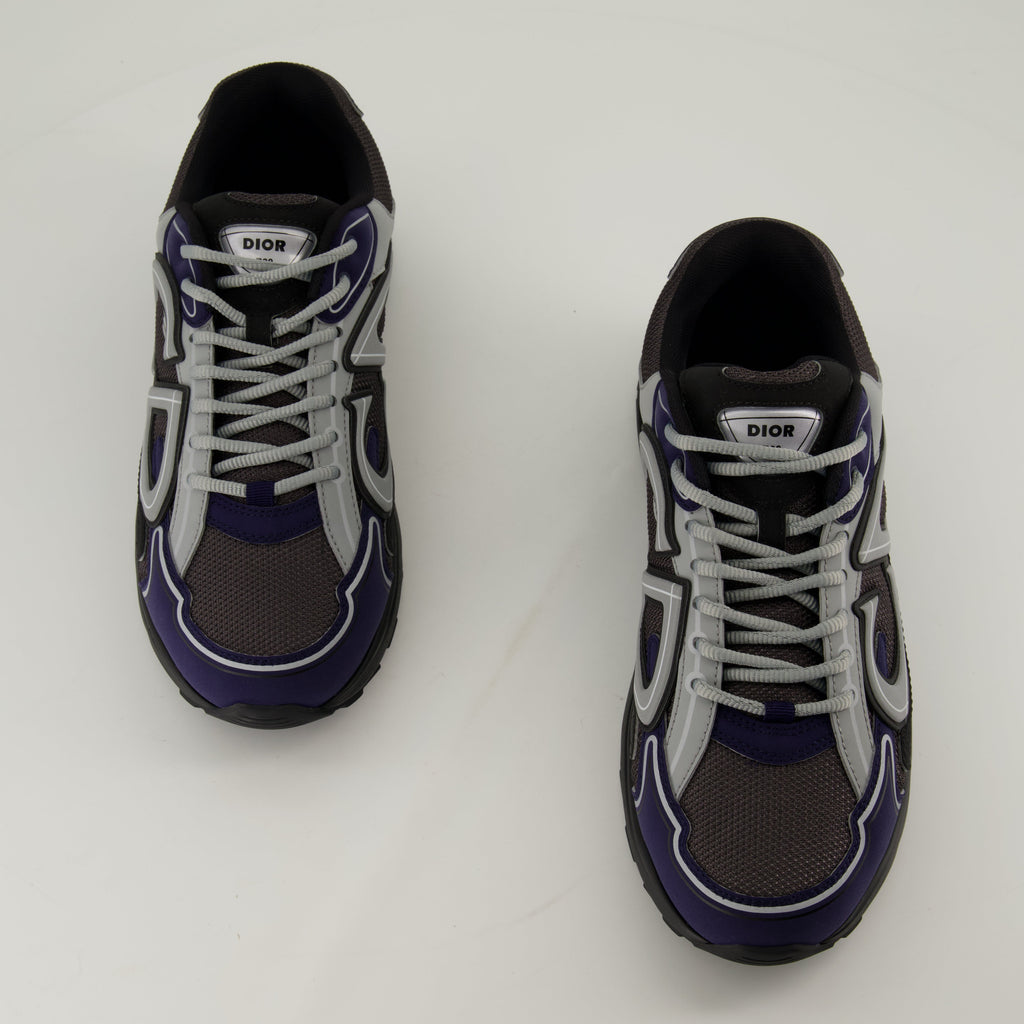 Image de baskets en maille bicolore avec détail réfléchissant de Dior pour hommes - Saison Printemps-Été 2025 - Vue du dessus du couple