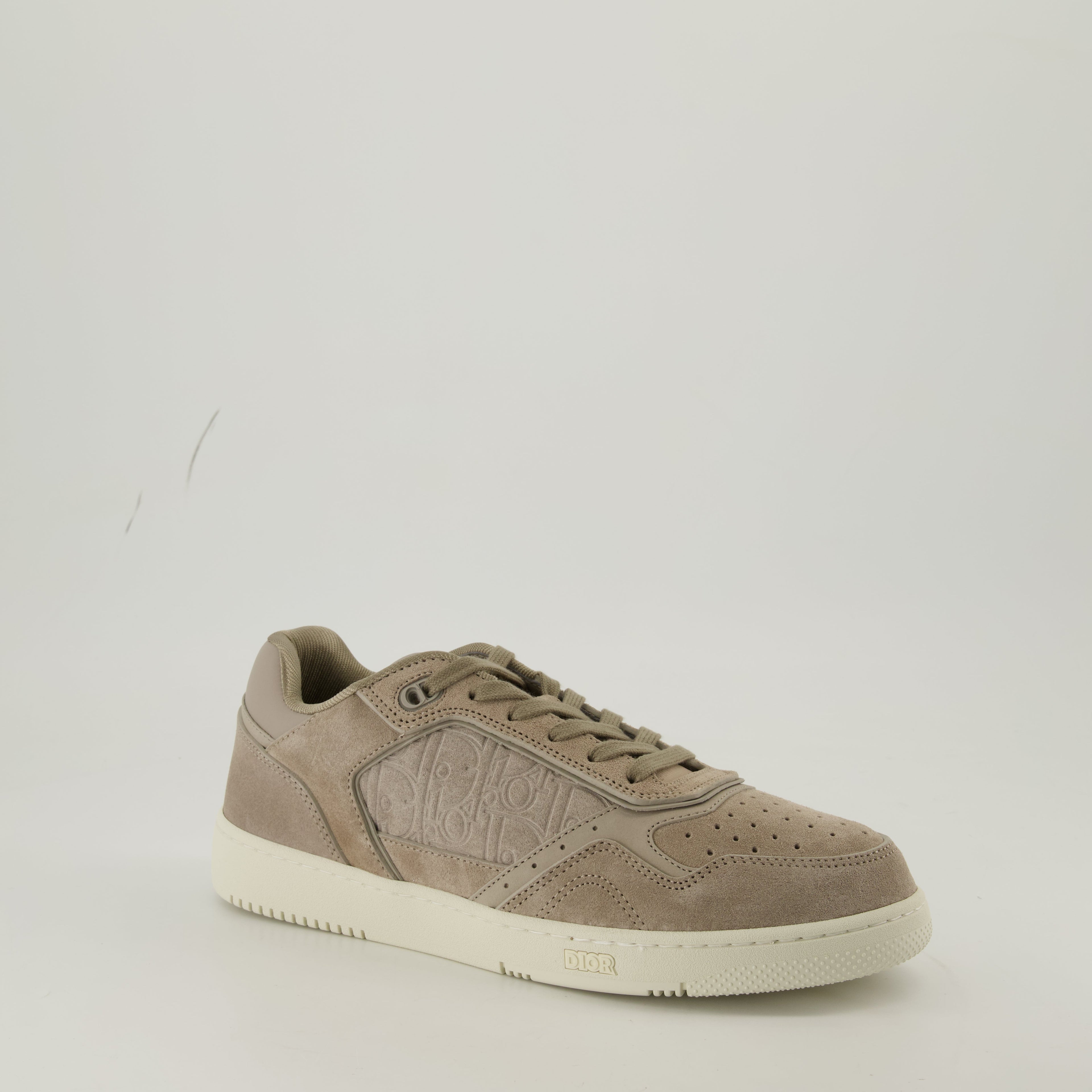 ディオールのエレガントなベージュスニーカーの画像 - メンズ - シーズン春夏2025 - 前右斜めビュー