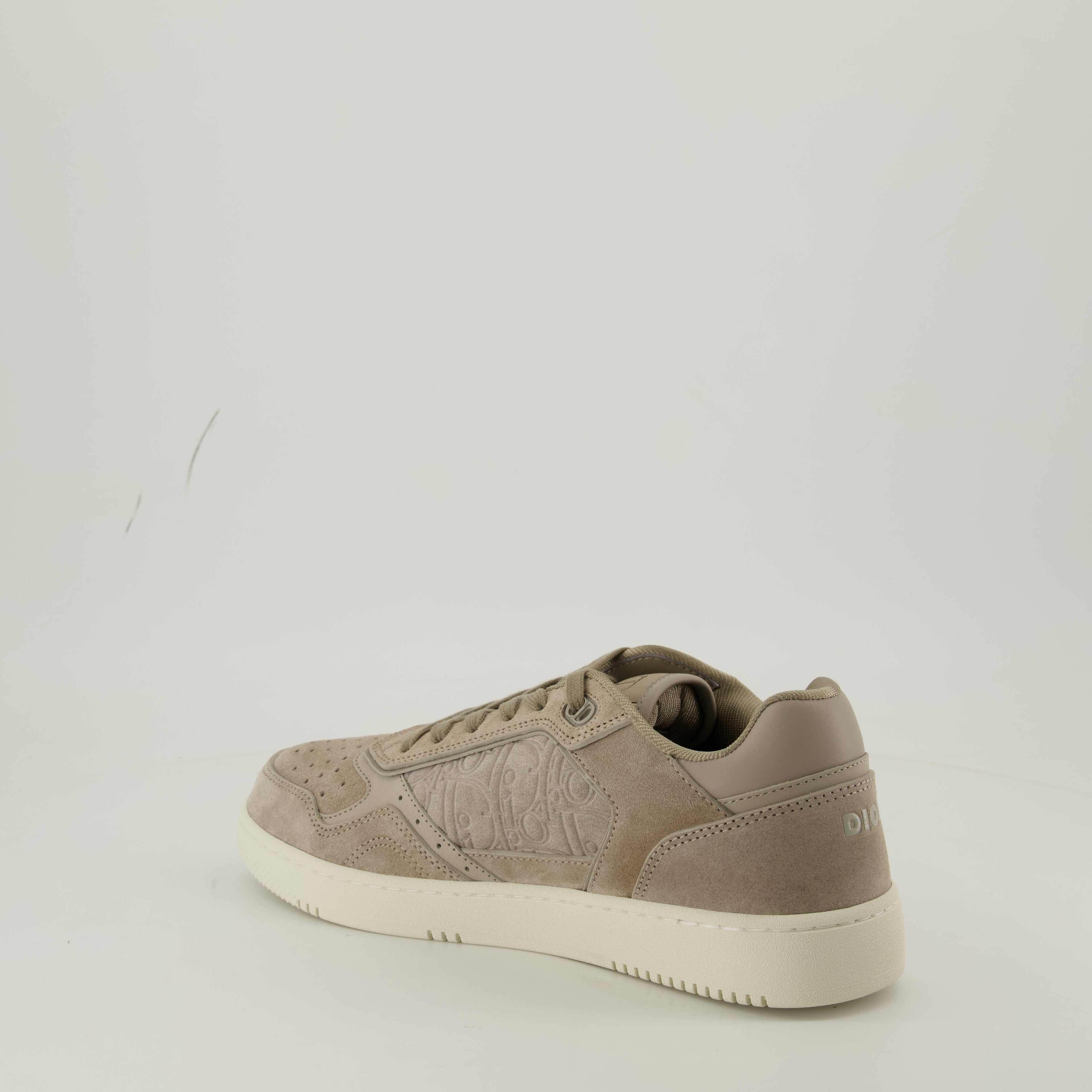 ディオールのエレガントなベージュスニーカーの画像 - メンズ - シーズン春夏2025 - 後ろ右斜めビュー