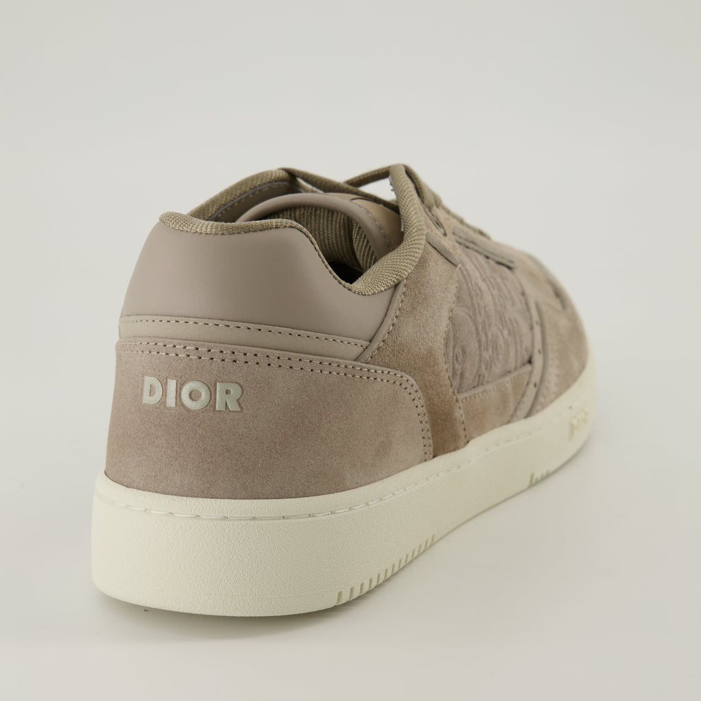 ディオールのエレガントなベージュスニーカーの画像 - メンズ - シーズン春夏2025 - 後ろからのビュー