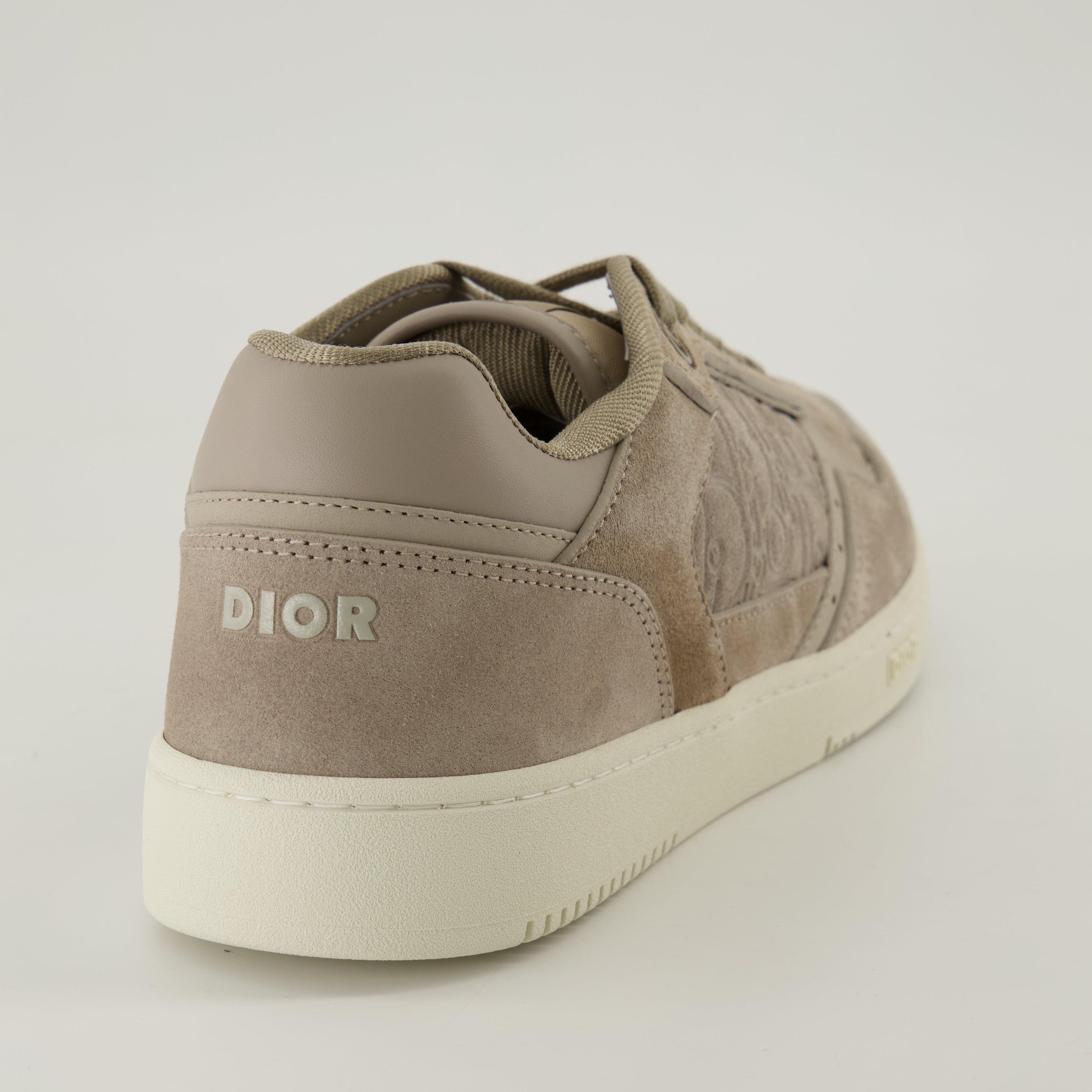 ディオールのエレガントなベージュスニーカーの画像 - メンズ - シーズン春夏2025 - 後ろからのビュー