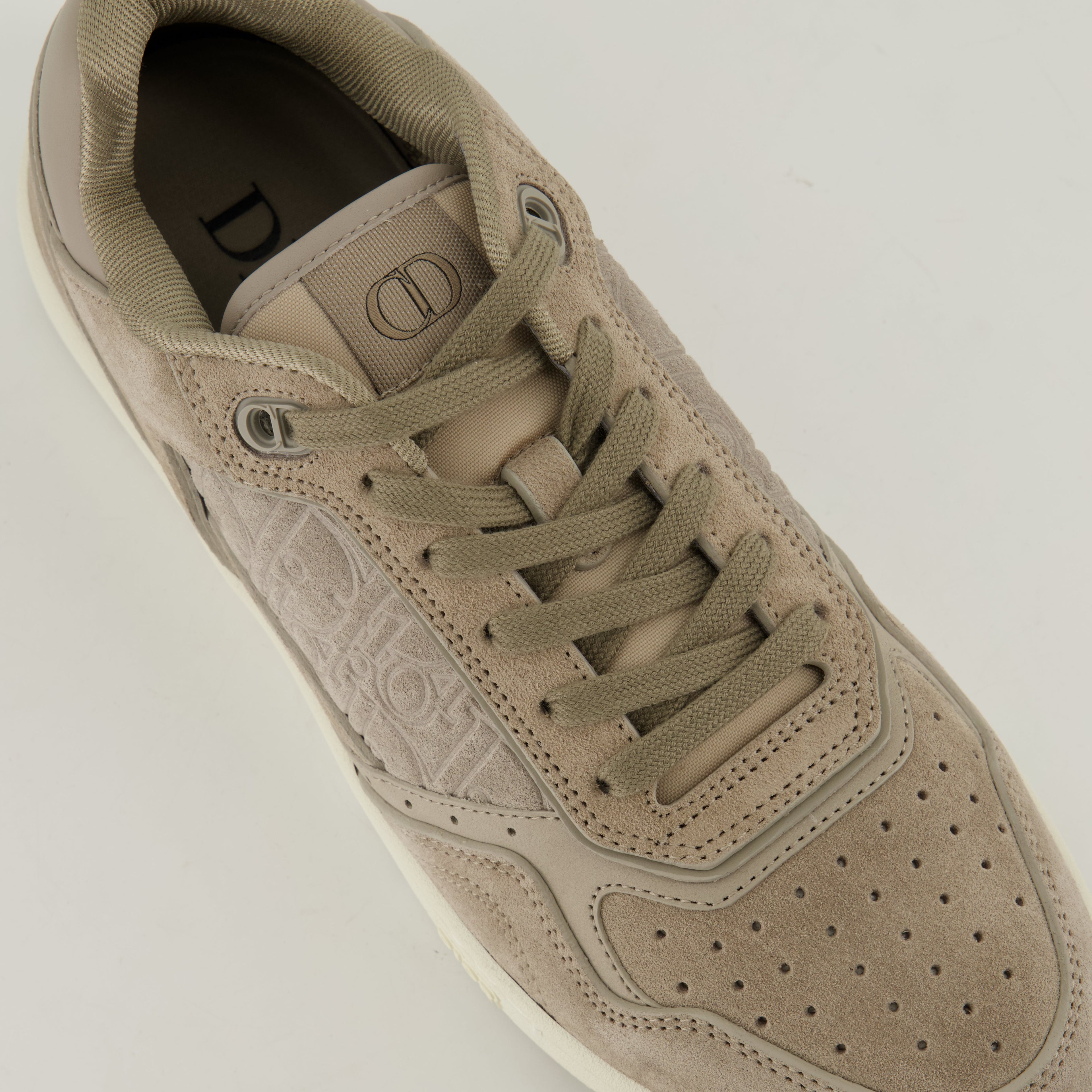 ディオールのエレガントなベージュスニーカーの画像 - メンズ - シーズン春夏2025 - 上部の詳細ビュー