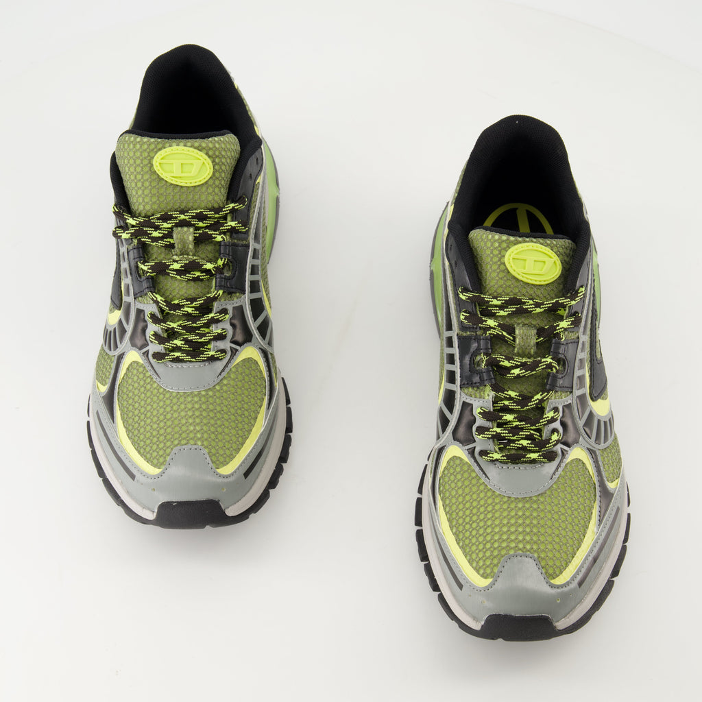 ディーゼルの男性用S-Pro-V-Denseグリーン-グレーのスニーカーの画像 - シーズン春夏2025 - 前側右三分の一図