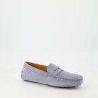 Imagen de los mocasines de ante Gommino de Tod's para hombres - Temporada Primavera-Verano 2025 - Vista frontal derecha en tres cuartos