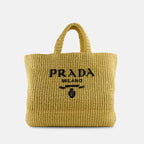 Imagen de bolsa de mano de crochet beige de Prada para mujeres - Temporada Primavera-Verano 2025 - Vista frontal
