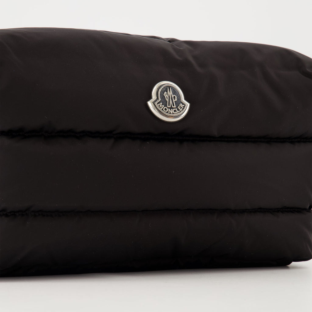 Imagen del bolso acolchado Caradoc de Moncler para mujeres - Temporada Primavera-Verano 2026 - Vista detallada 2