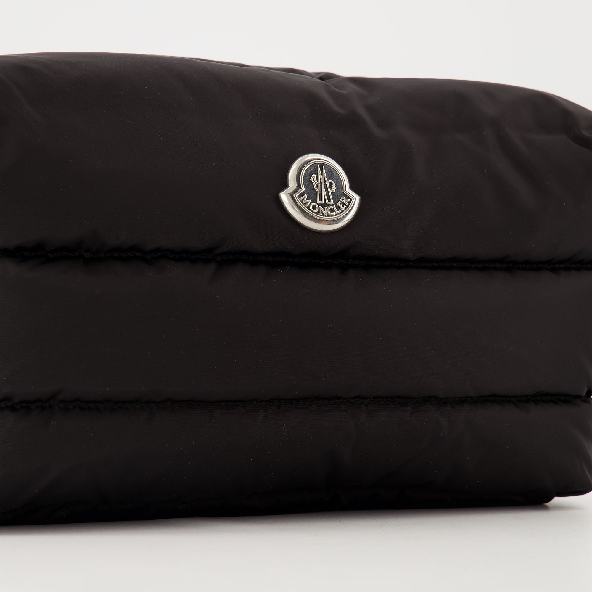 Imagen del bolso acolchado Caradoc de Moncler para mujeres - Temporada Primavera-Verano 2026 - Vista detallada 2