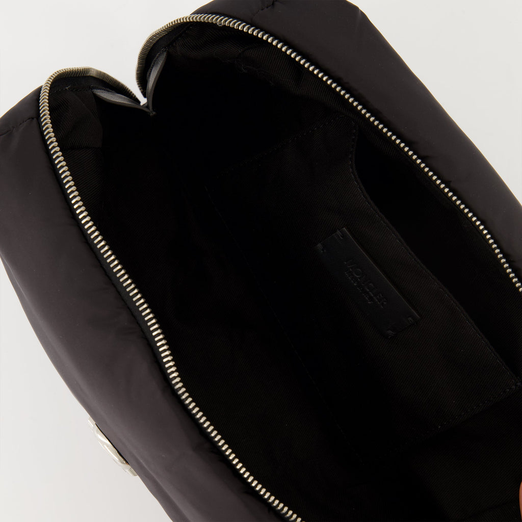 Imagen del bolso acolchado Caradoc de Moncler para mujeres - Temporada Primavera-Verano 2026 - Vista detallada 1