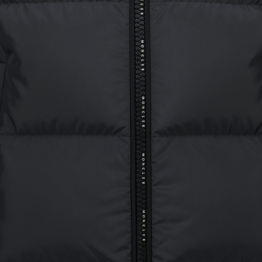 Image de la veste sans manches noire Gabas de Moncler pour hommes - Saison Automne-Hiver 2025 - Vue des détails du produit 3