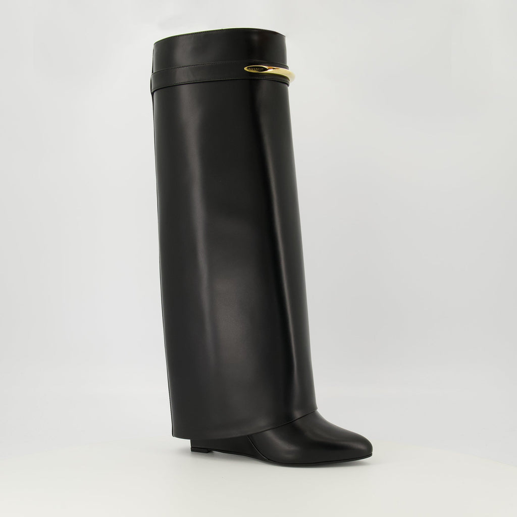 Image de l'article Bottes Shark en cuir noir de la marque Givenchy pour Femme - Saison Printemps-Été 2026 - Vue trois quarts avant droite