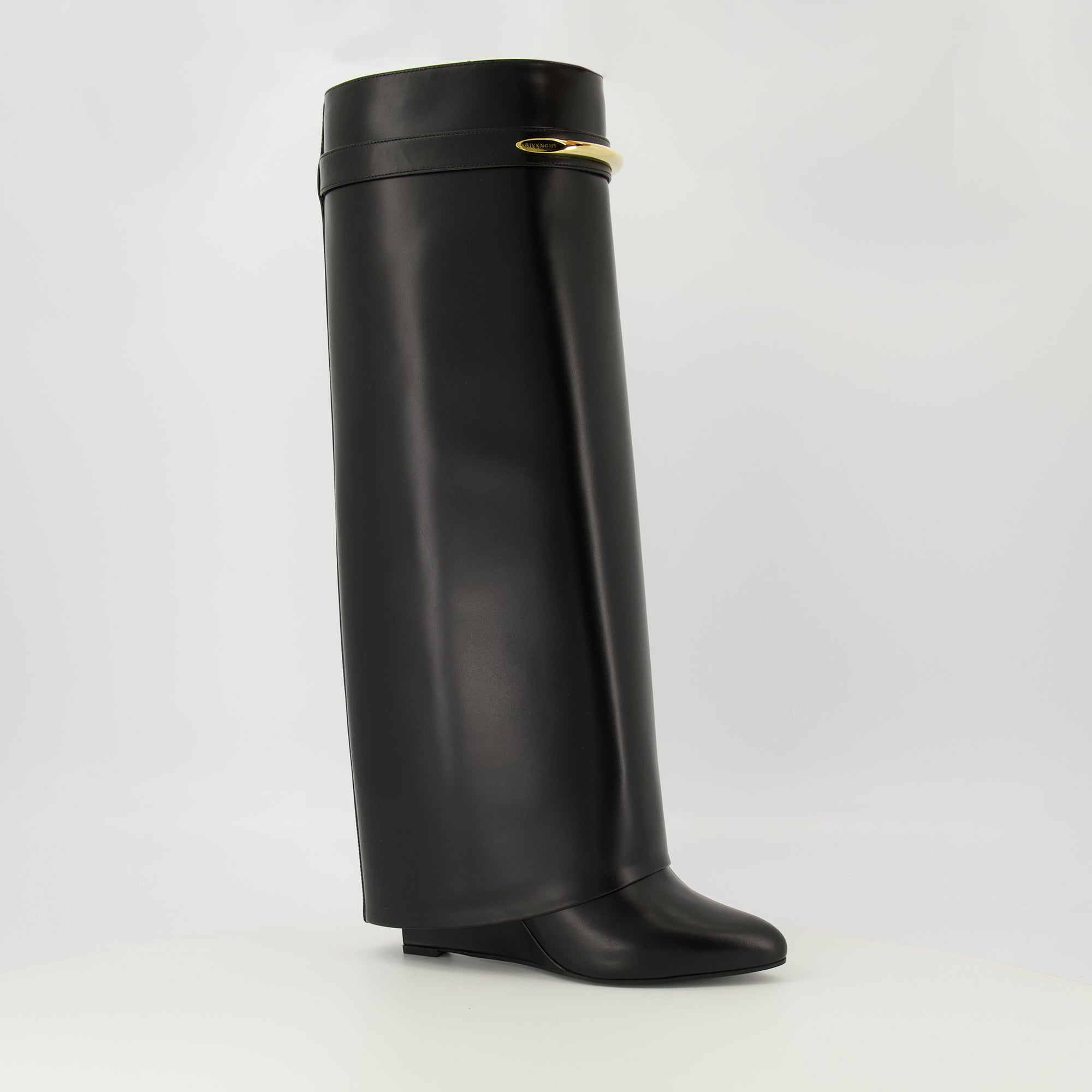 Image de l'article Bottes Shark en cuir noir de la marque Givenchy pour Femme - Saison Printemps-Été 2026 - Vue trois quarts avant droite