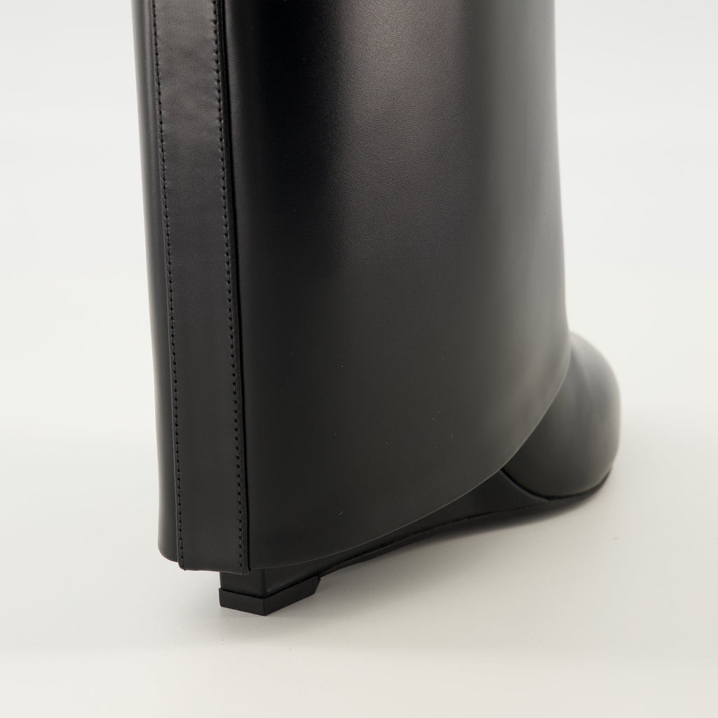 Image de l'article Bottes Shark en cuir noir de la marque Givenchy pour Femme - Saison Printemps-Été 2026 - Vue arrière