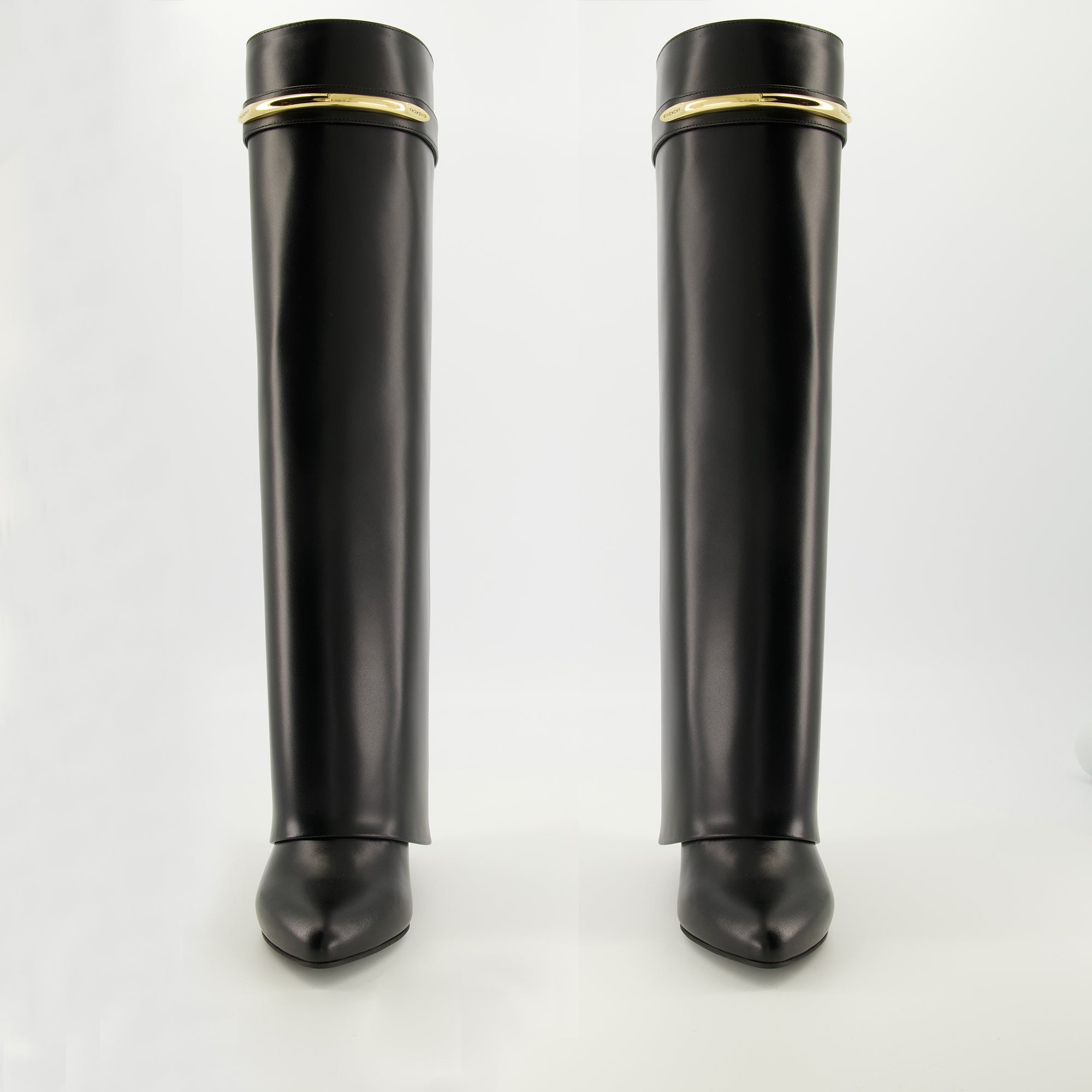 Image de l'article Bottes Shark en cuir noir de la marque Givenchy pour Femme - Saison Printemps-Été 2026 - Vue de dessus paire de chaussure