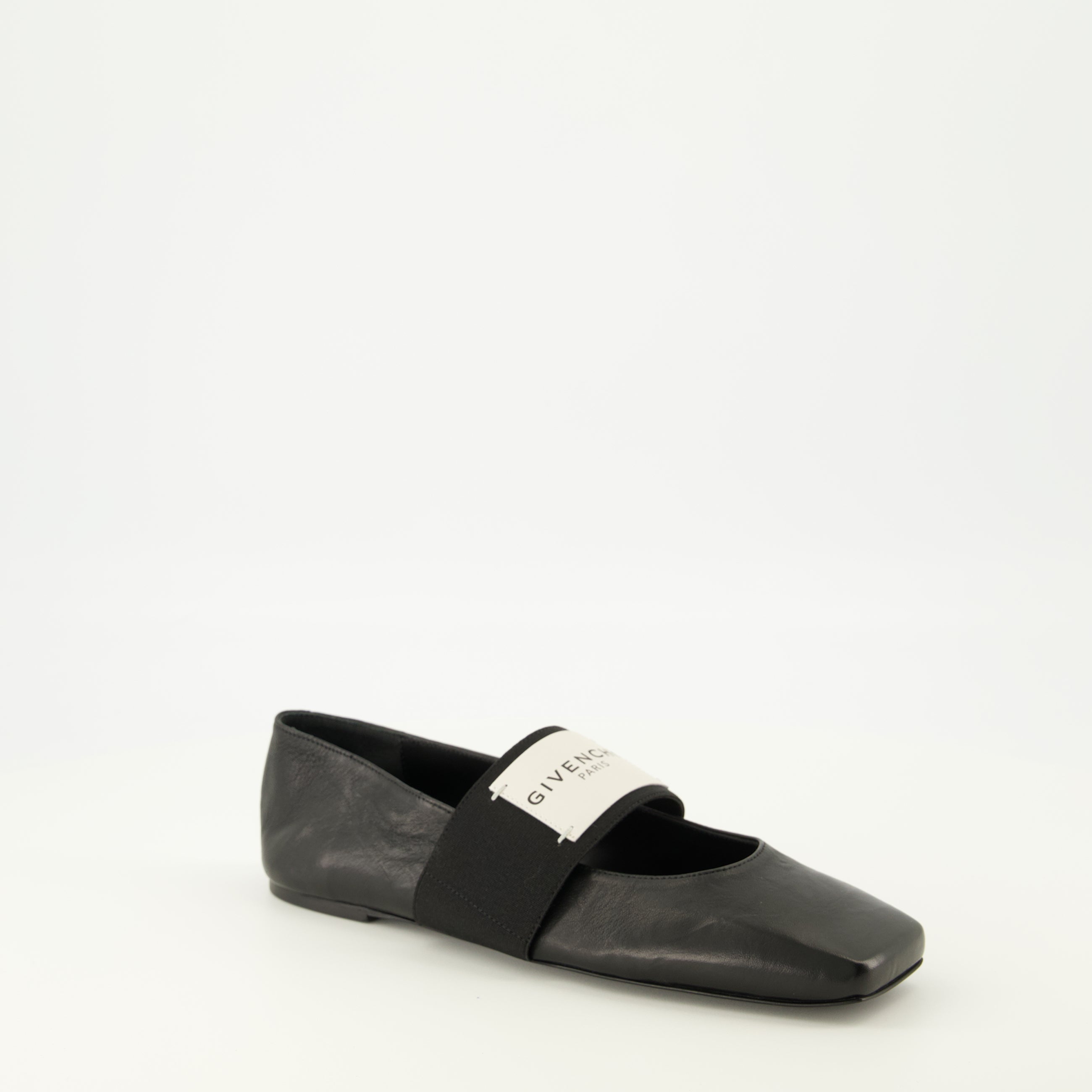 Image de l'article Ballerines Sliced Square noir de la marque Givenchy pour Femme - Saison Printemps-Été 2026 - Vue trois quarts avant droite