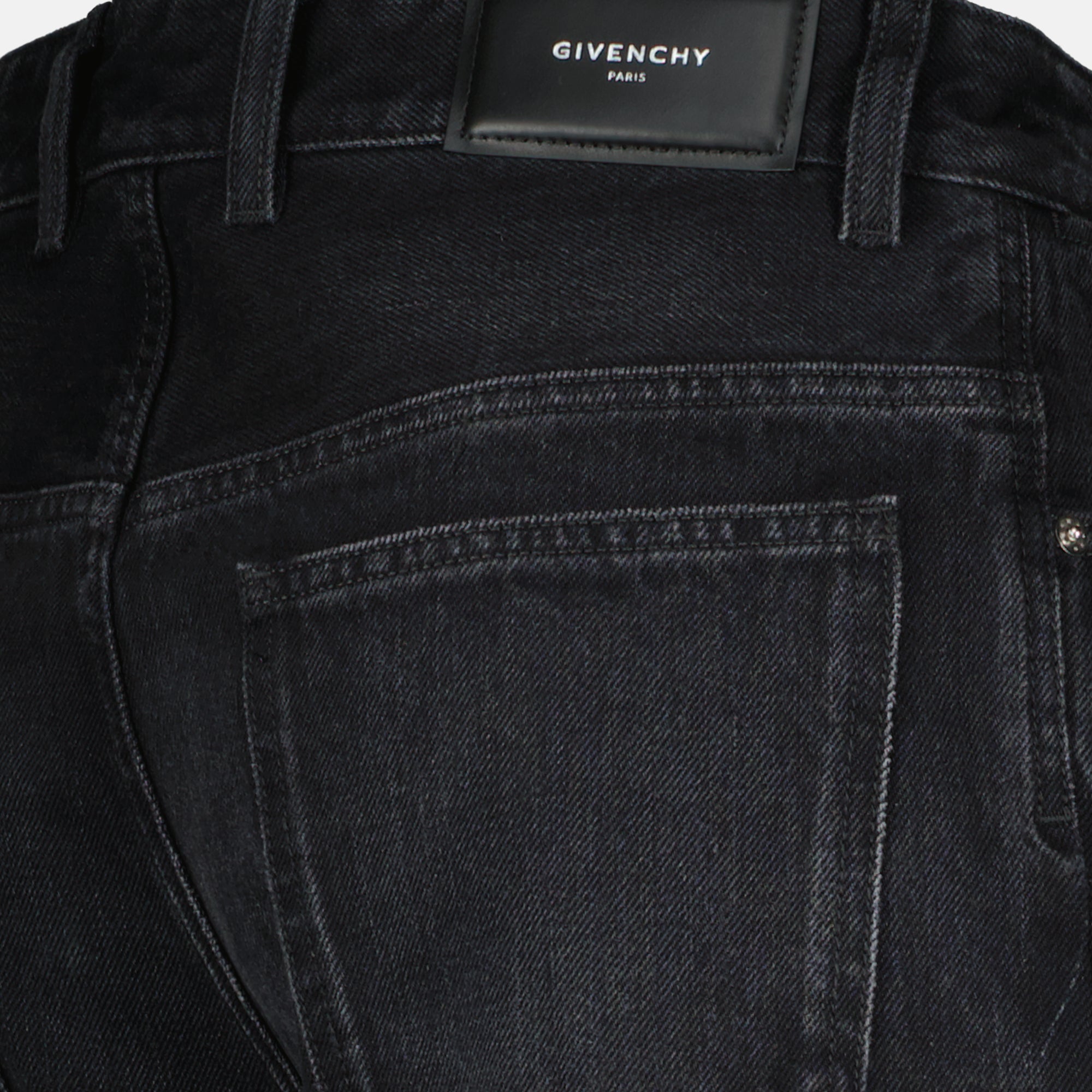 Image de l'article Jean Seam en denim noir de la marque Givenchy pour Homme - Saison Printemps-Été 2026 - Vue détaillée_1
