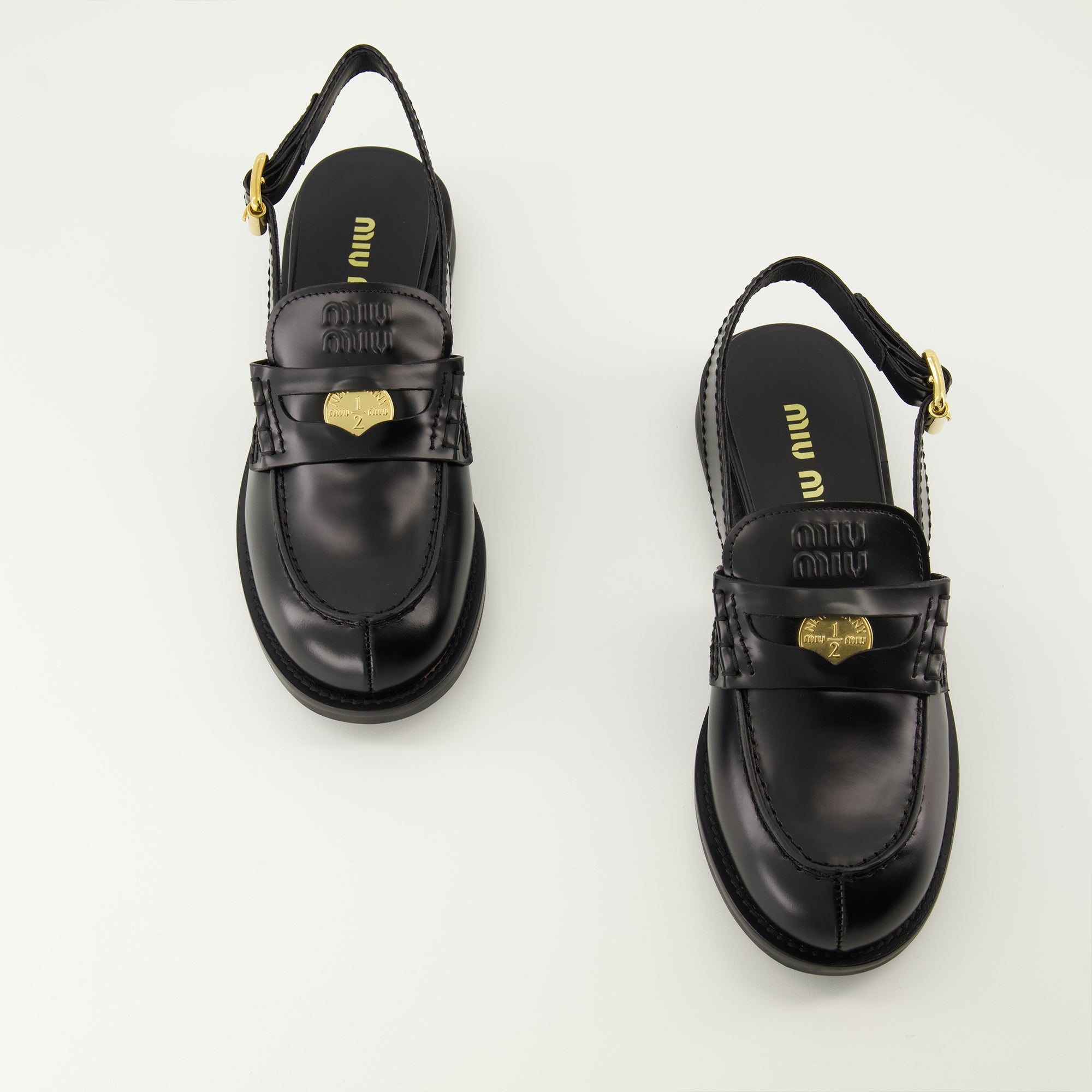 Image de l'article Mocassins en cuir noir de la marque Miu Miu pour Femme - Saison Printemps-Été 2026 - Vue de dessus paire de chaussure
