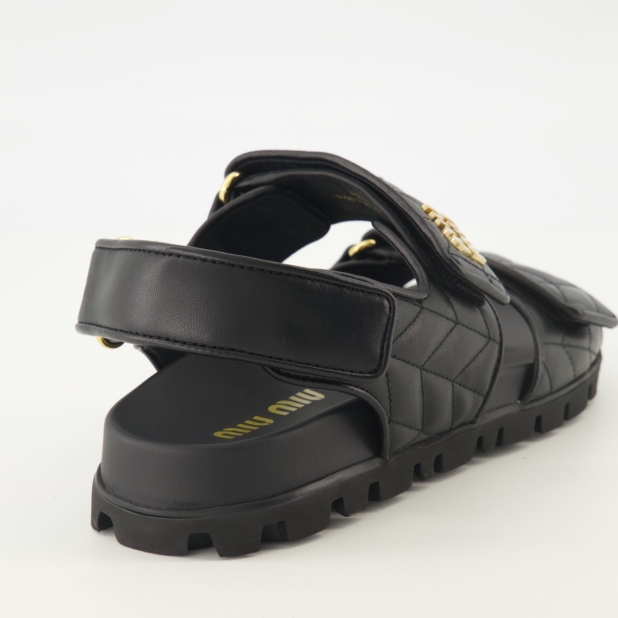 Image de l'article Sandales en cuir nappa matelassé de la marque Miu Miu pour Femme - Saison Printemps-Été 2026 - Vue trois quarts arrière droite