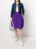 Imagen de una chaqueta de mezclilla bordada azul de Patou para mujeres - Temporada Otoño-Invierno 2025 - Vista del modelo 1