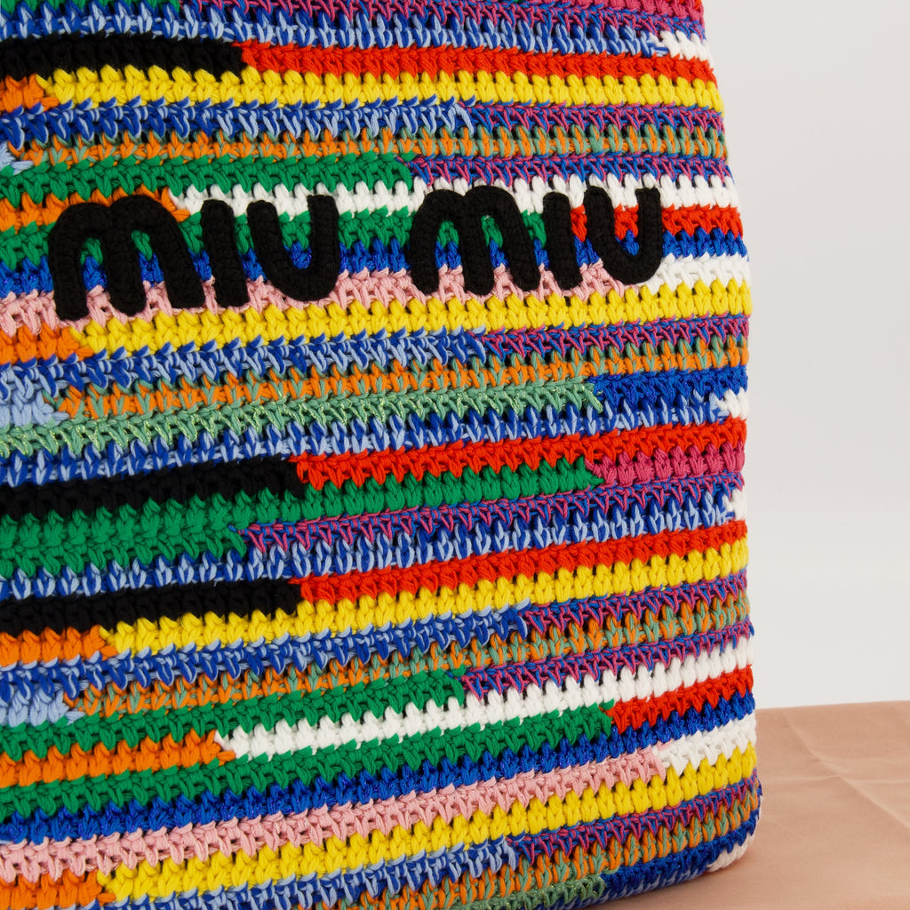 Image d'un tote en crochet multicolore par Miu Miu pour femmes - Saison Printemps-Été 2026 - Détail 1