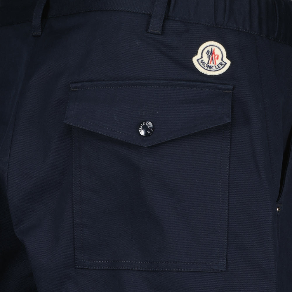 Imagen de Pantalones de Gabardina en Azul por Moncler para Hombre - Temporada Otoño-Invierno 2024 - Vista de Detalle 5