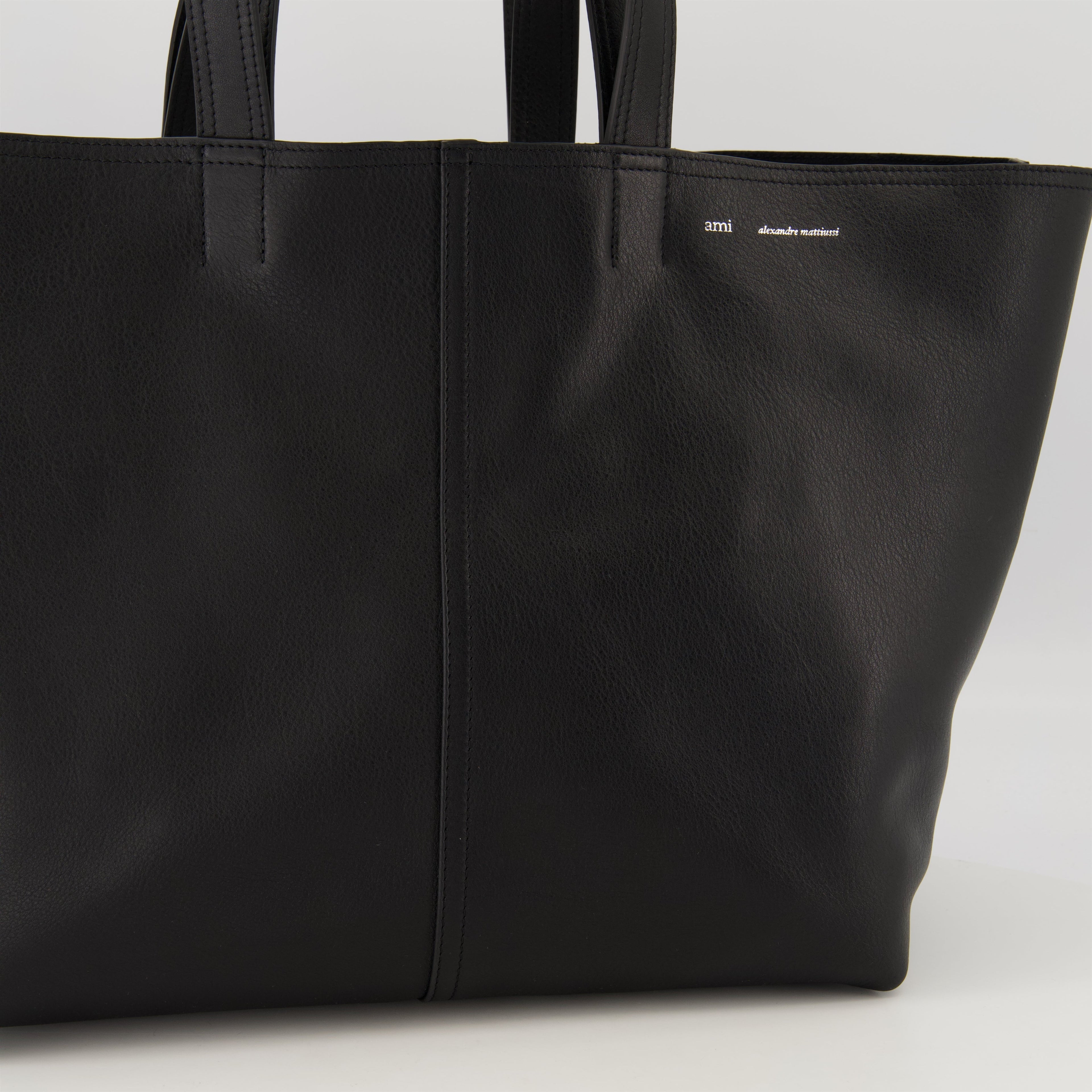 Image du sac cabas noir par Ami PARIS pour unisexe - Saison Printemps-Été 2025 - Détail 1