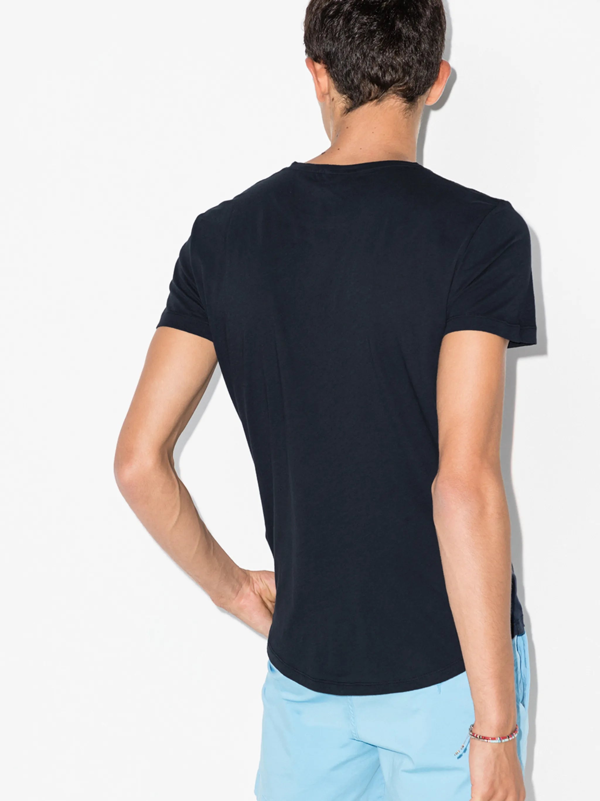 Imagen de la camiseta azul Ob-T de Orlebar Brown para hombres - Temporada Primavera-Verano 2024 - Vista del modelo 2